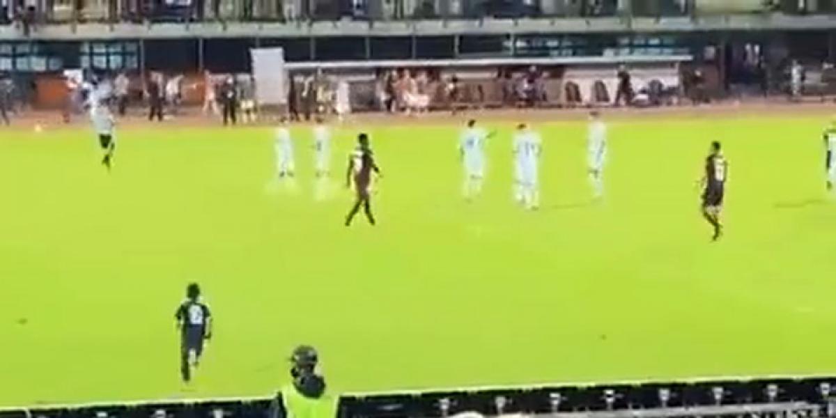 Un niño burla la seguridad y corre para abrazar a Messi tras el Venezuela - Argentina