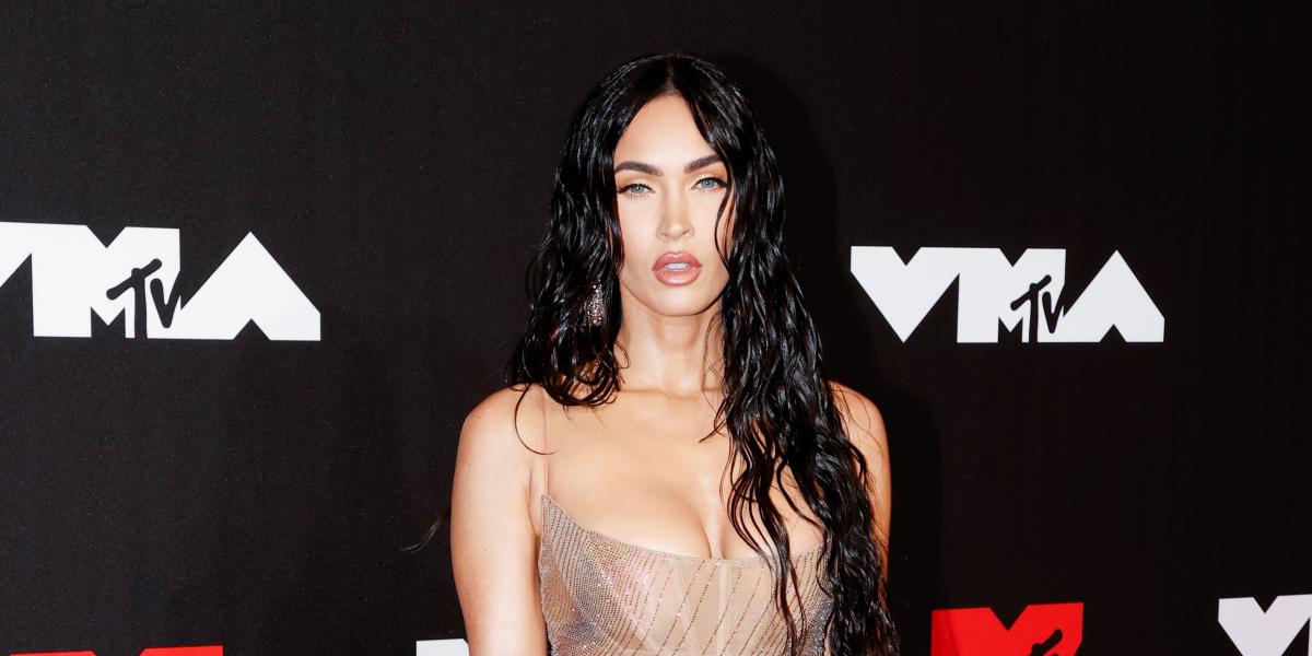 Megan Fox deja en shock con un radical cambio de imagen al estilo Kim Kardashian