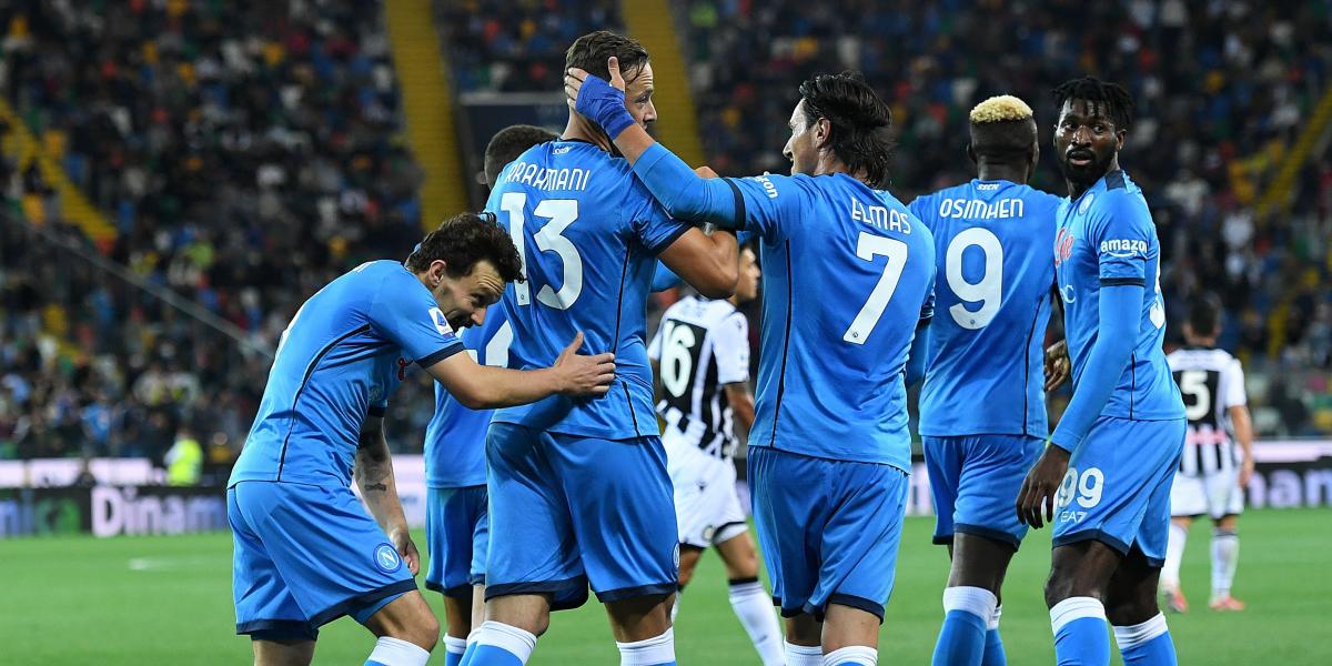 El Nápoles se gusta y golea para colocarse líder