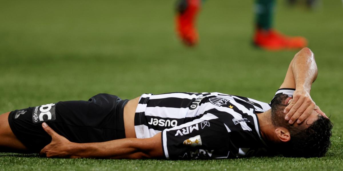 0-0: El Atlético Mineiro falla un penalti y Diego Costa se lesiona
