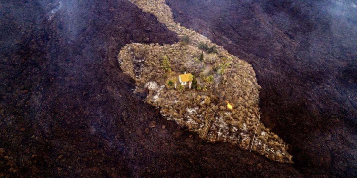 La asombrosa imagen de una casa que se salva de ser engullida por la lava