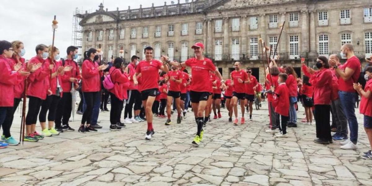 Martín Fiz recibe la Compostelana tras completar corriendo los últimos 115 km del Camino de Santiago Sostenible