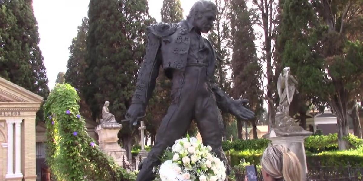 Isabel Pantoja envía un ramo a la tumba de Paquirri en el aniversario de su muerte