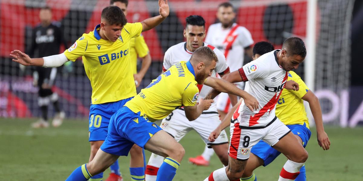 Isi y Falcao deciden ante el Cádiz y hacen soñar al Rayo