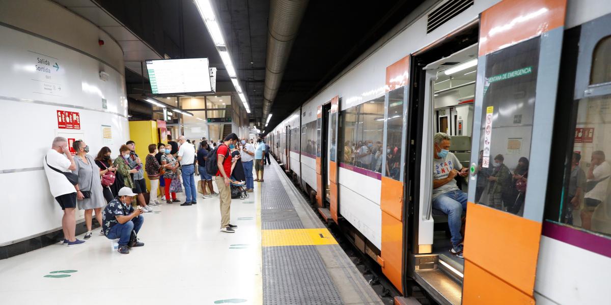 Renfe suspende la circulación de todos los trenes de Rodalies en Catalunya tras los daños provocados por el temporal y el accidente mortal