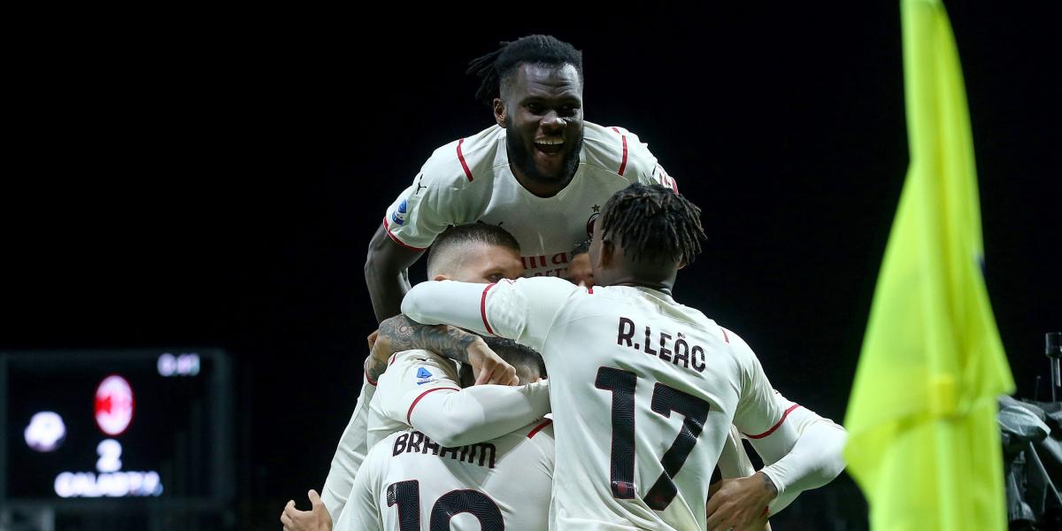 El Milan gana al Atalanta y mantiene el pulso al Nápoles (2-3)