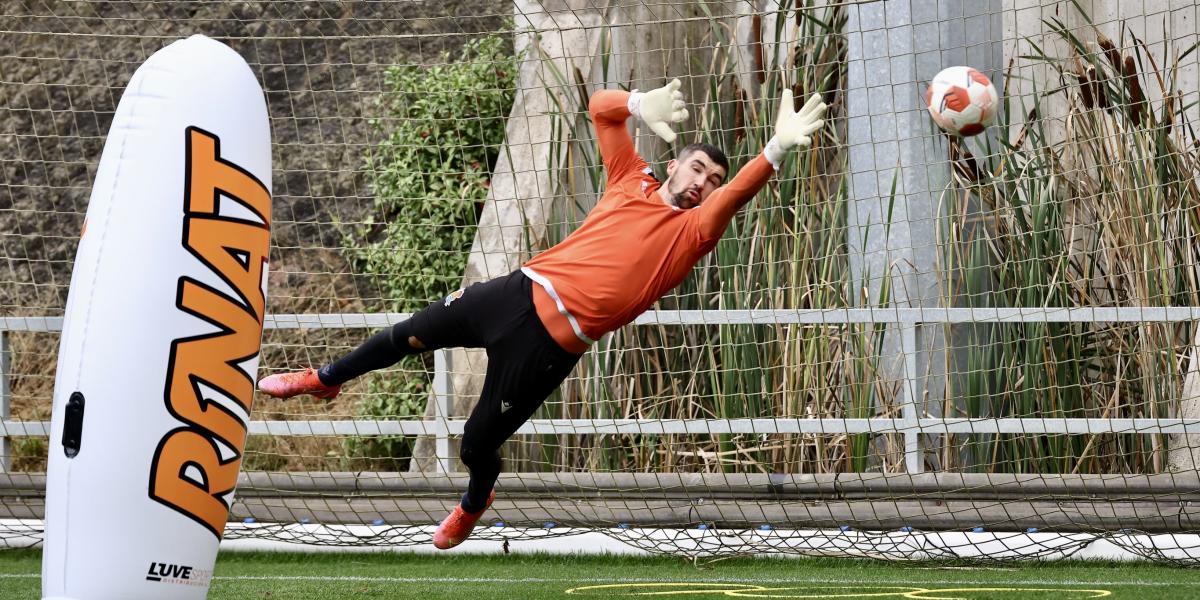 Ryan se ajusta los guantes