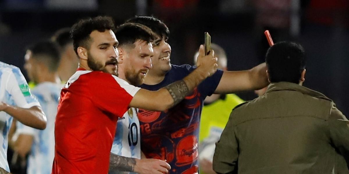 A Messi le pegaron y lo adoraron