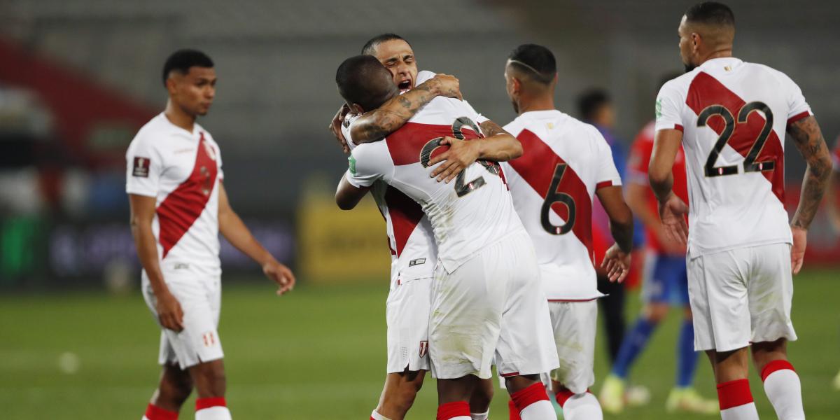 2-0: Perú sigue en la pelea por llegar al Mundial y deja descolgado a Chile