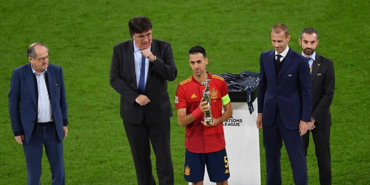 Recital de Busquets para atrapar a Iniesta