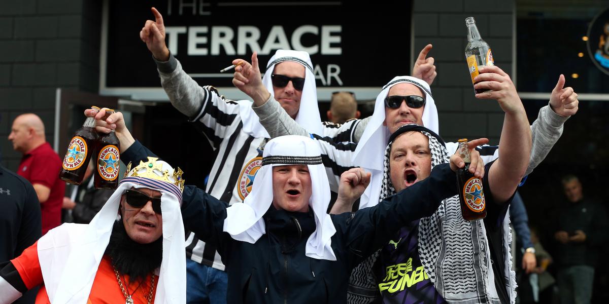 El Newcastle pide a sus hinchas que no vistan ropa árabe durante los partidos