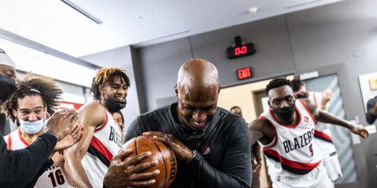 McCollum lidera a los Blazers a su primer triunfo con Billups