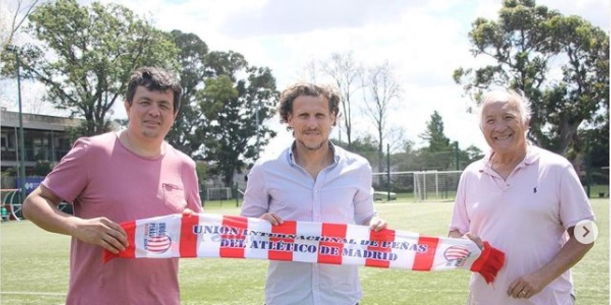 Diego Forlán recibió a su peña del Atlético