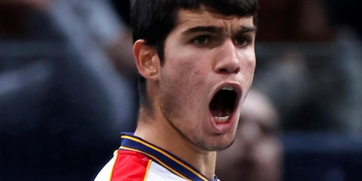 Alcaraz debuta en París con victoria tras remontada en tres horas