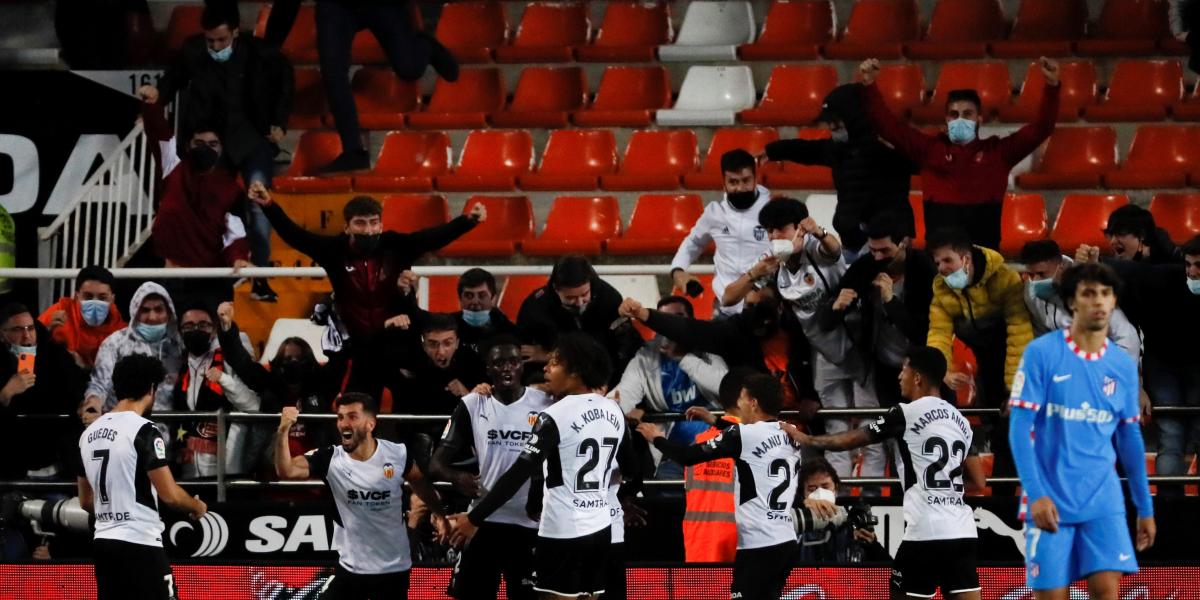 Dos acciones polémicas también castigaron al Atlético en Mestalla