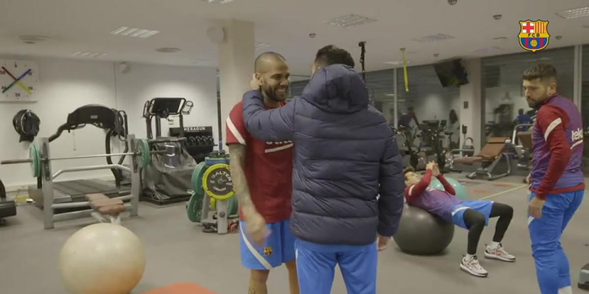 Sesión con Piqué y Pedri, ante la atenta mirada de Laporta y Jordi Cruyff