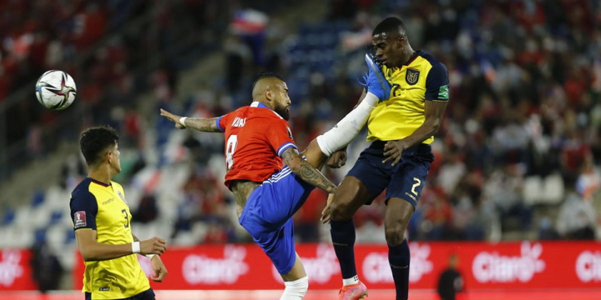 Expulsan a Arturo Vidal tras una tremenda patada en el partido contra Ecuador