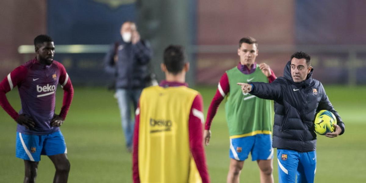 Xavi ensaya con un 4-3-3 en la previa del derbi