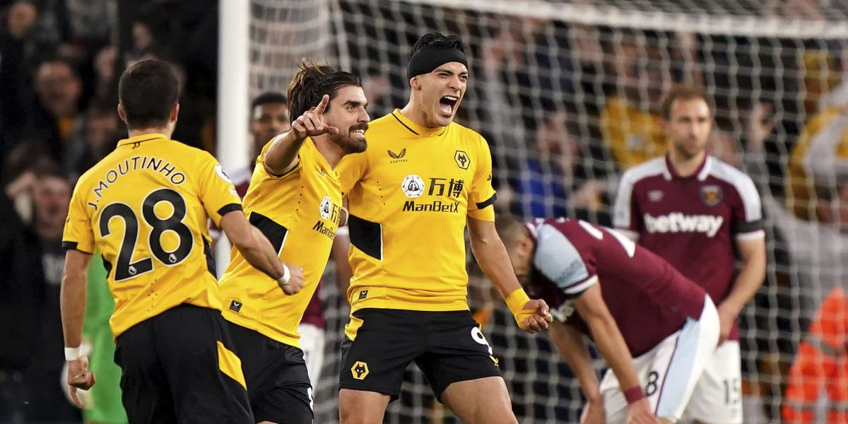 Raúl Jiménez derriba al West Ham