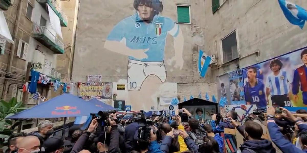 Aurelio de Laurentiis, presidente del Nápoles, se acerca al mural de Maradona