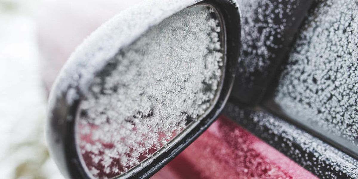 La ITV aconseja darle un golpe en el capó del coche los días de frío