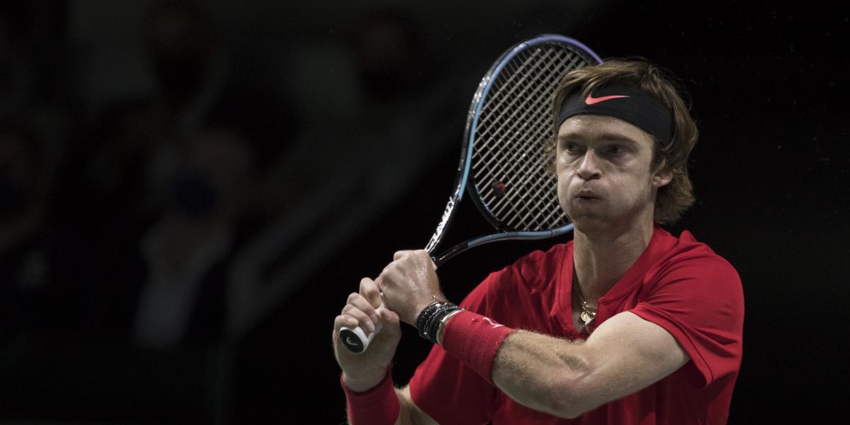 Rusia empieza con un pequeño susto que Rublev supera