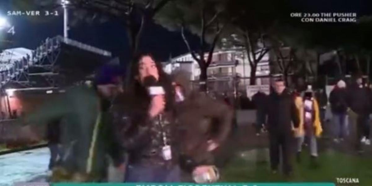 Tocan el trasero a una periodista en directo y el presentador le pide que no se enfade