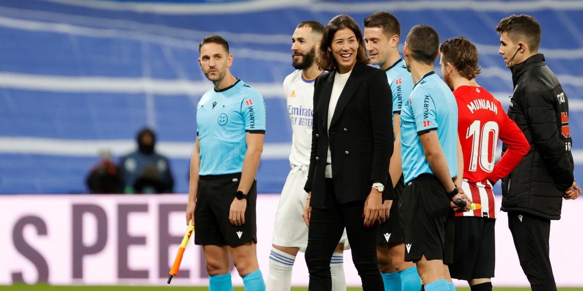 Garbiñe Muguruza hace el saque de honor en el Bernabéu