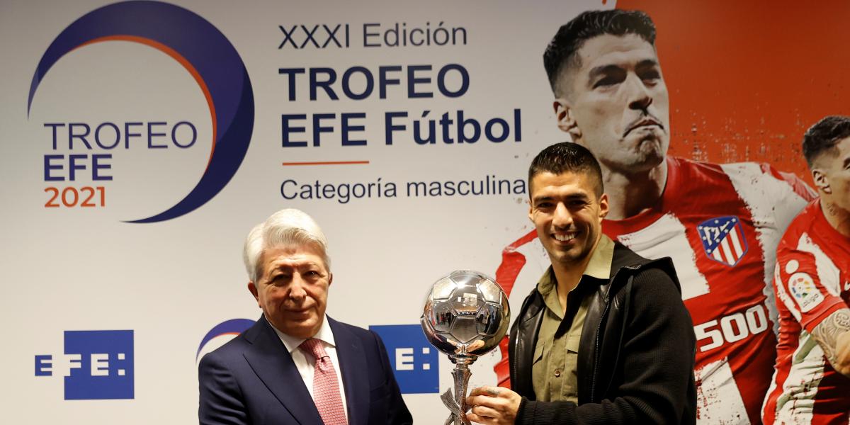 Luis Suárez recibió el Trofeo EFE