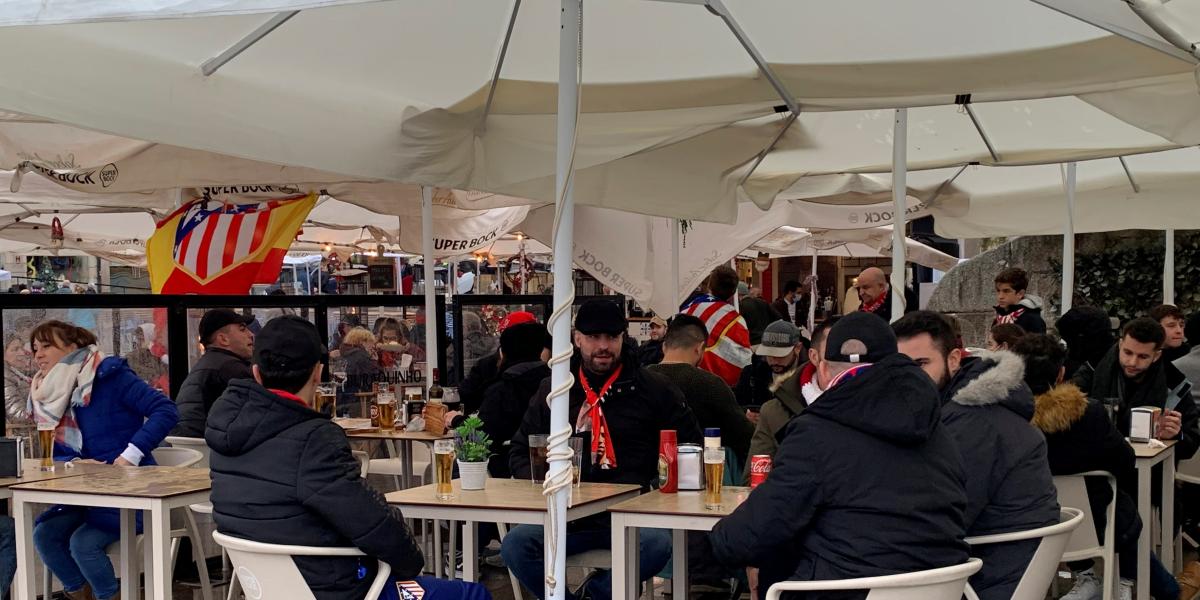 Ni la lluvia ni el coronavirus frenan a los colchoneros en Oporto