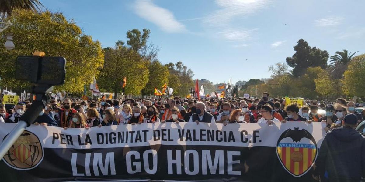 El valencianismo clama en la calle contra Peter Lim