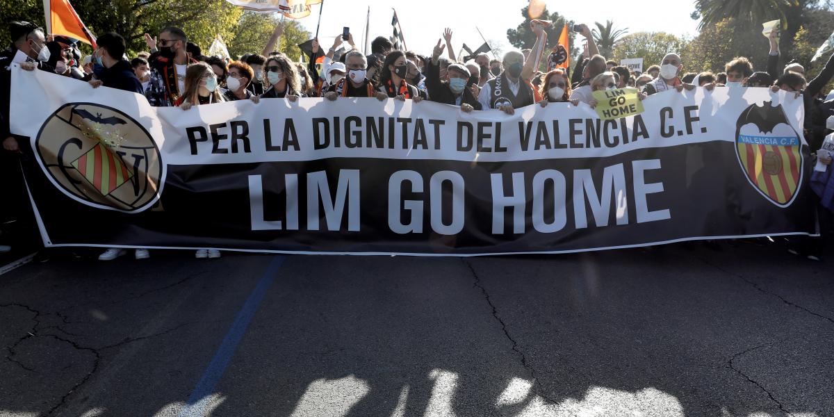 El valencianismo clama en la calle contra Peter Lim