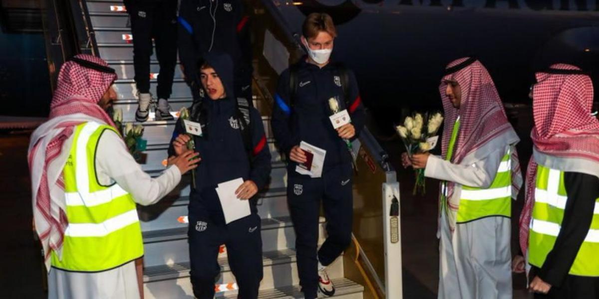 El Barça, arropado a su llegada a Riad