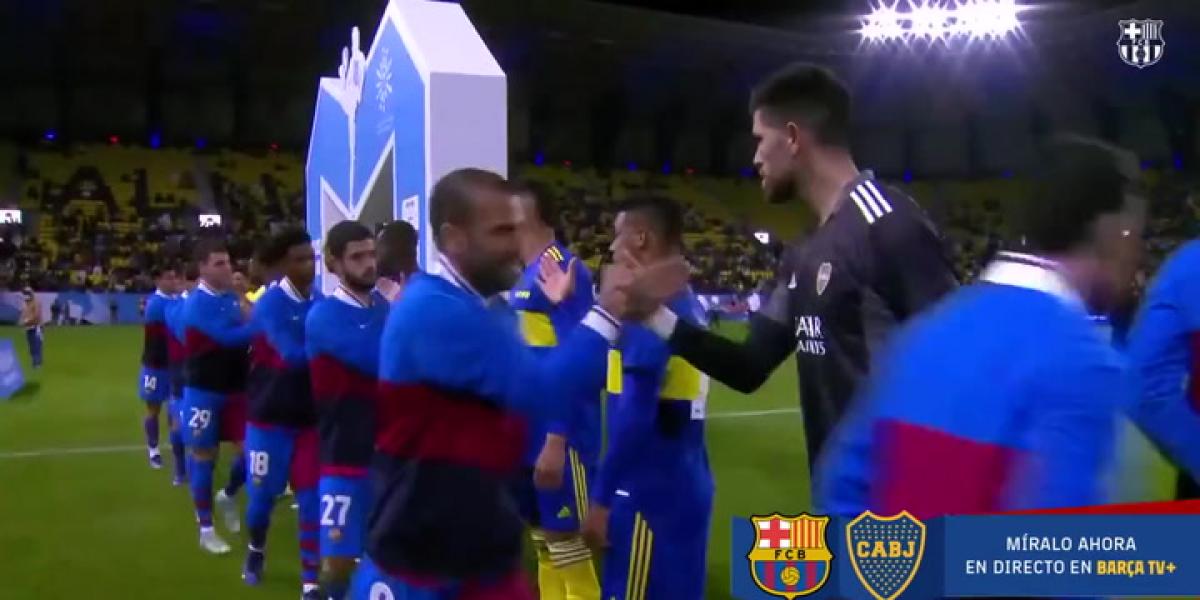 Dani Alves se estrena como titular