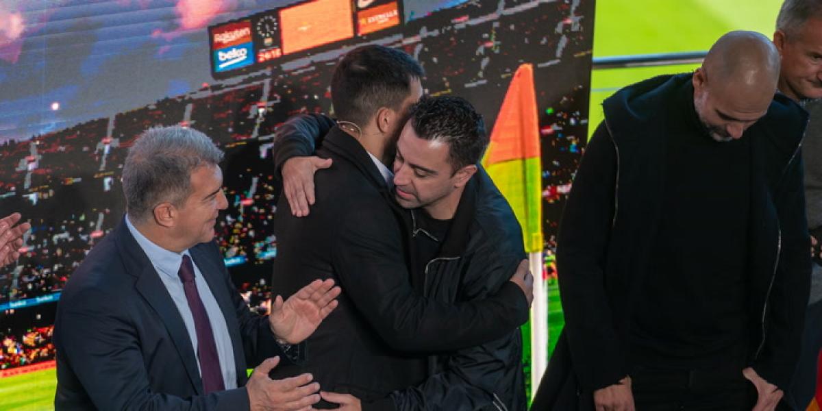 Guardiola y Txiki Begiristain acompañaron al Kun Agüero en su adiós