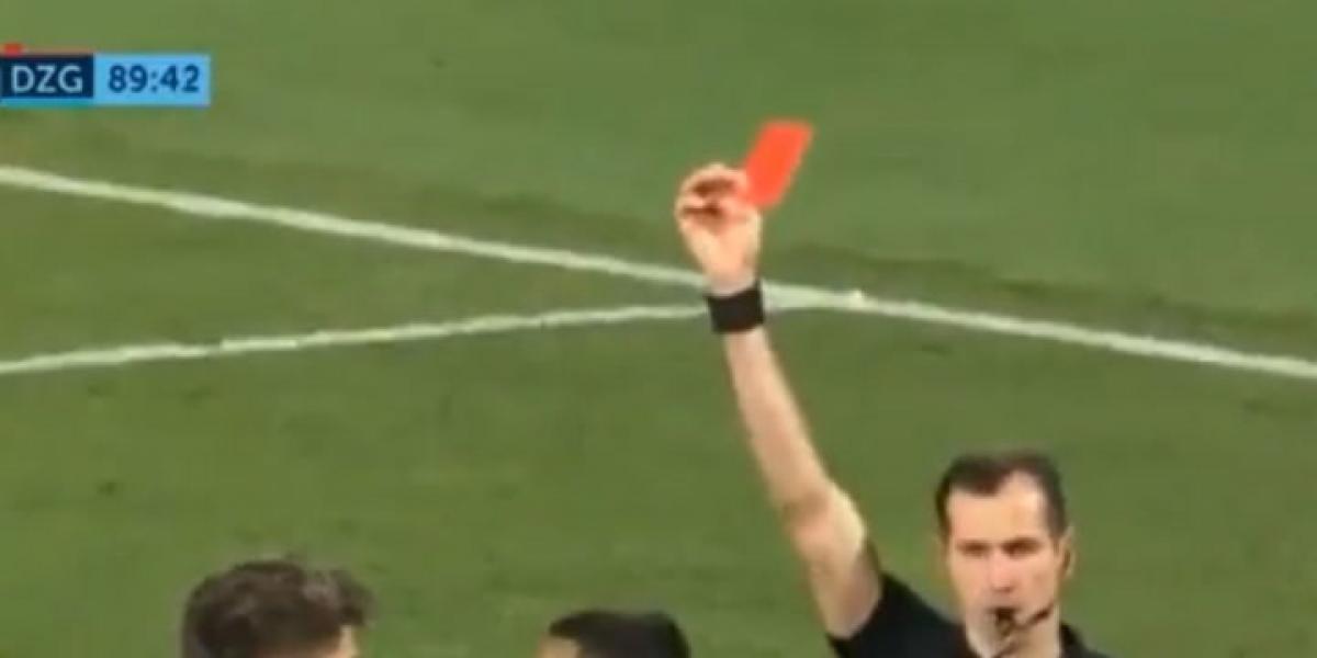 Expulsan al jugador... ¡Por la forma de lanzar el penalti!