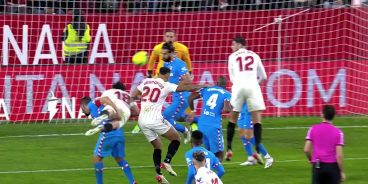 El Atlético reclamó falta en la acción del 2-1