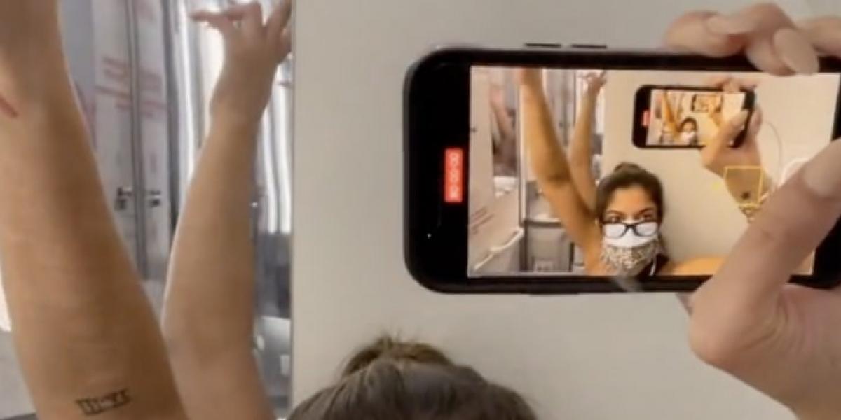 Una mujer se encierra en el baño de un avión 5 horas tras dar positivo en pleno vuelo