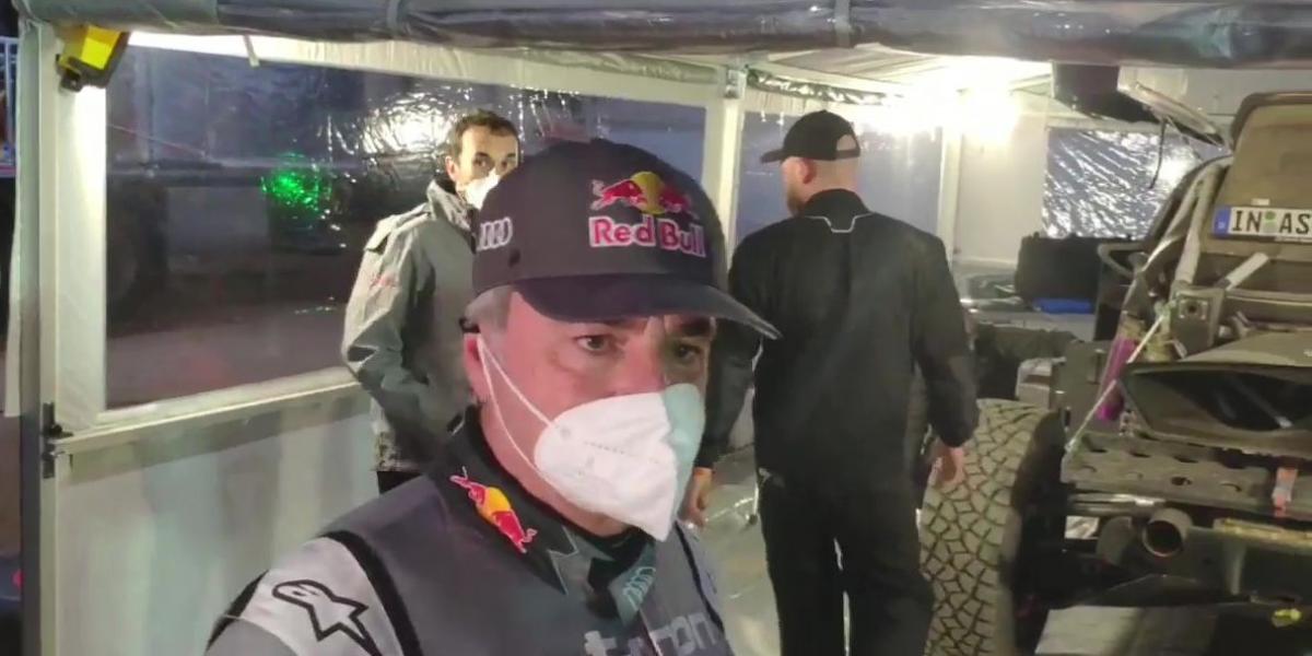 Carlos Sainz, muy molesto con el Dakar