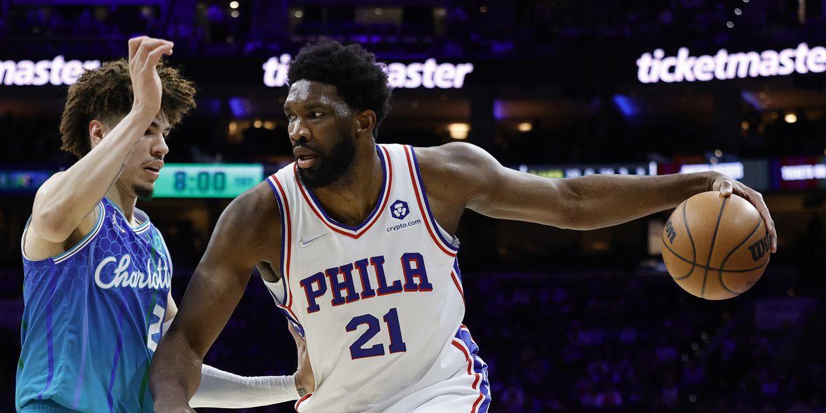 Embiid iguala a Iverson y Chamberlain pero los Sixers caen ante Charlotte