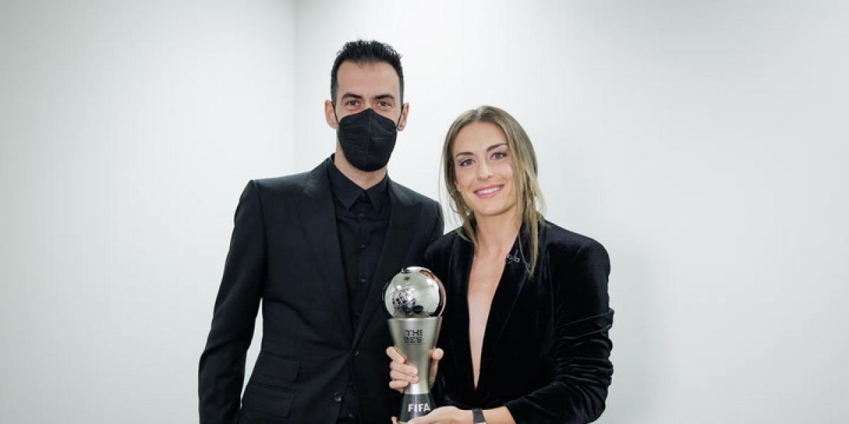 Sergio Busquets entrega el The Best a Alexia Putellas