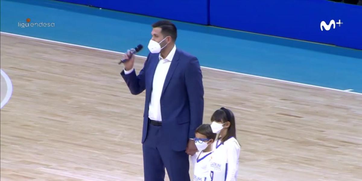 El Clásico se para en el minuto 9 para homenajear a Felipe Reyes