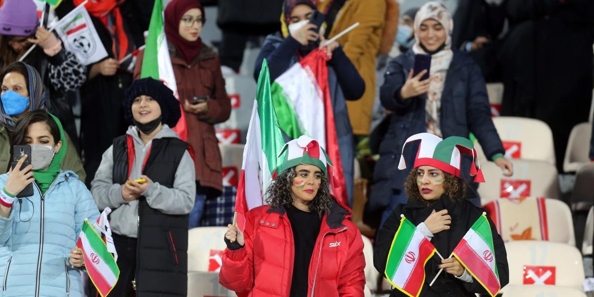 Irán se clasifica para el Mundial con aficionadas en las gradas