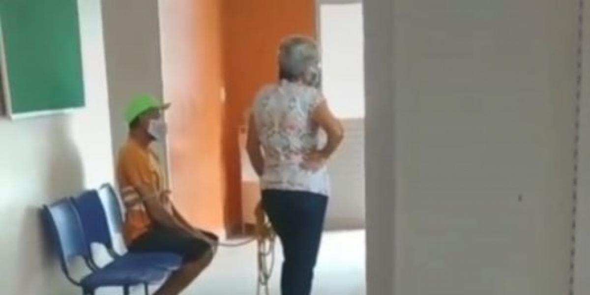 Una mujer ata con una cuerda a su marido y lo lleva a un hospital para que se vacune