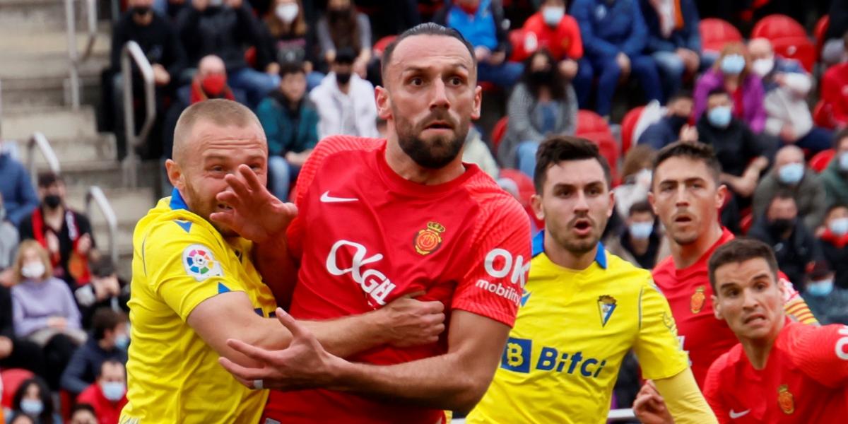 2-1: El Mallorca respira a golpe de penalti y deja al Cádiz en el alambre