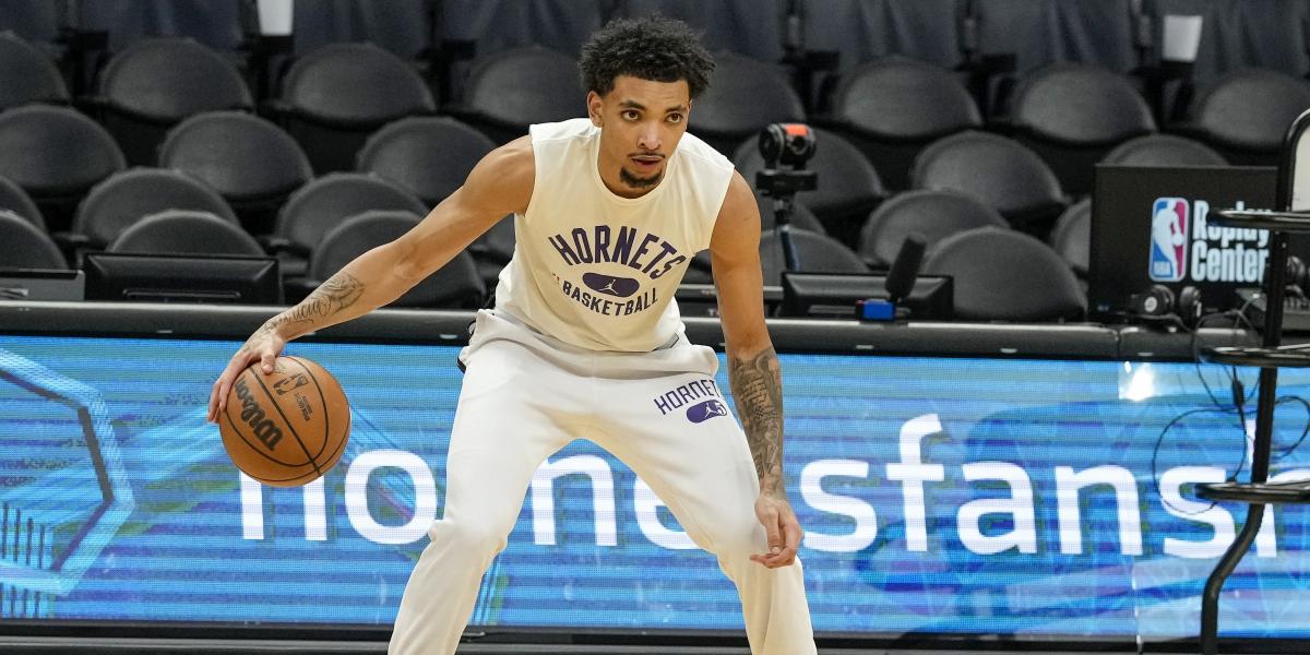 Encontronazo en el banquillo de los Hornets entre Bouknight y Borrego