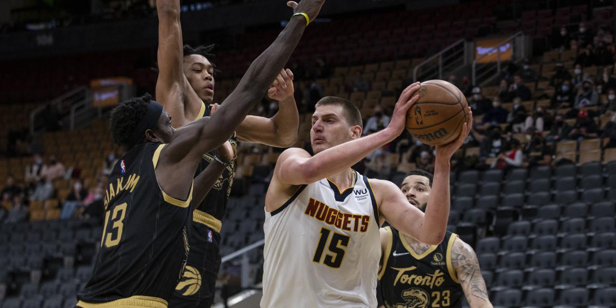 Jokic culmina su obra de arte contra los Raptors con un tapón sobre la bocina