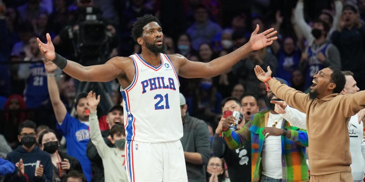 Embiid espera a Harden con un triple-doble colosal ante los Cavaliers