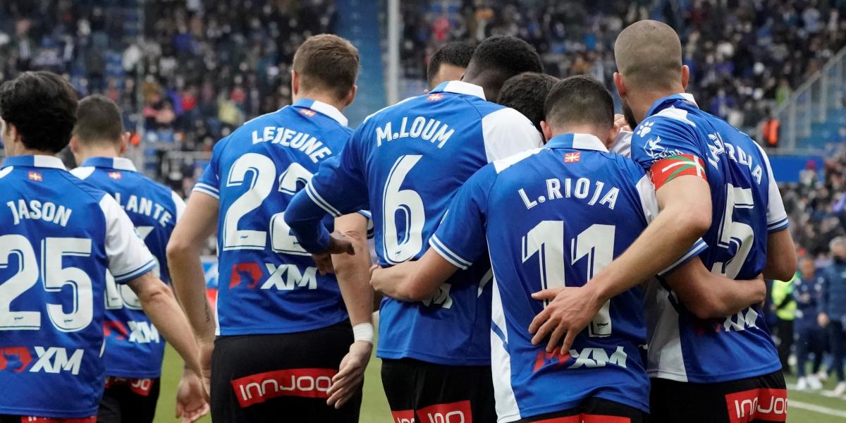El Alavés corta su mala racha y alarga la del Valencia