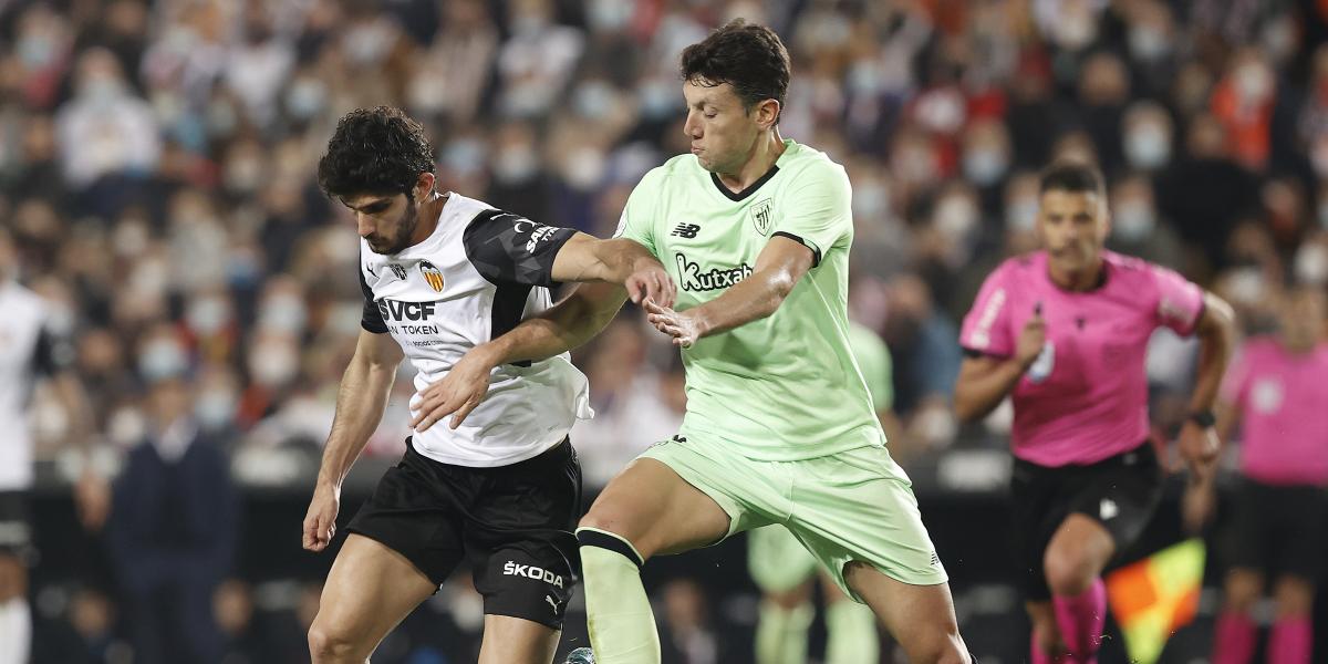 Guedes acierta, Iñaki Williams falla